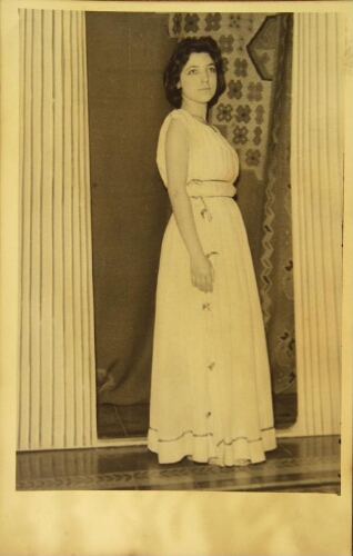 Zelda Salinas (Ovadia) en costume d'Iphigenie à l'école Notre Dame de Sion